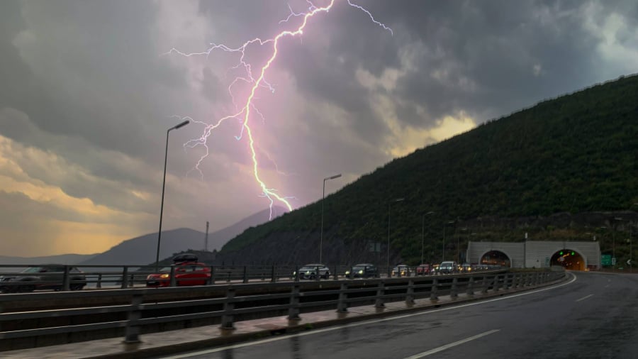 Κακοκαιρία: Κλείνει η παλιά Εθνική Πατρών - Κορίνθου για τον φόβο κατολισθήσεων