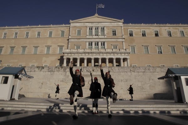 Οι Εύζωνες της Προεδρικής Φρουράς άλλαξαν δρομολόγιο. Τους εμπόδιζαν οι κλούβες των ΜΑΤ