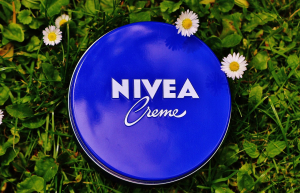 Η συμβουλή φαρμακοποιού για τη Nivea: «Δεν είναι επανορθωτική για τα ηλιακά εγκαύματα, αλλά ενυδατική μετά τον ήλιο»