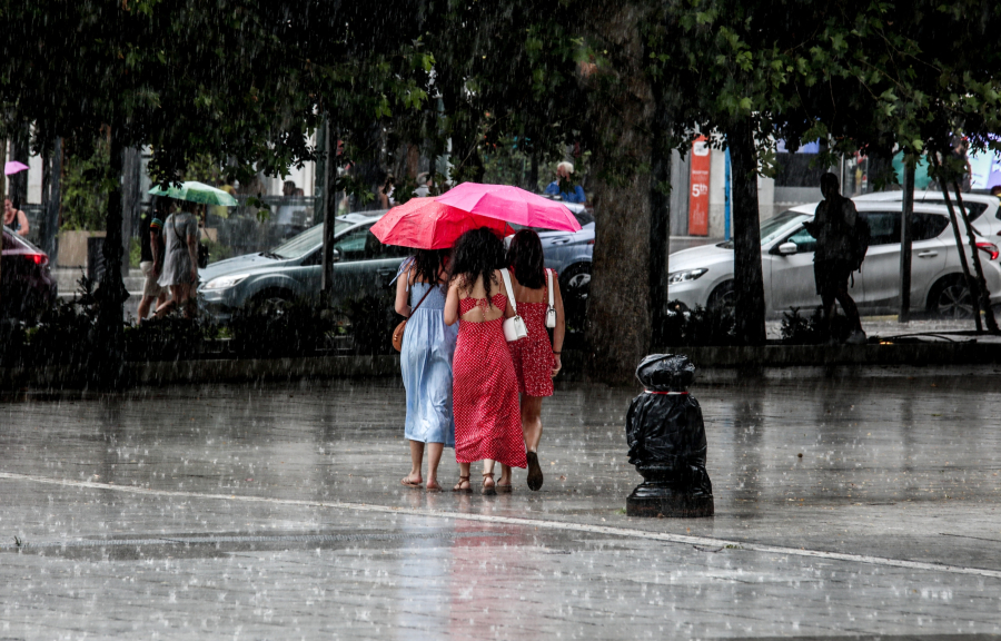 Νέα πρόγνωση: Σε αυτές τις περιοχές θα βρέχει έως τις 18:00, τι θα γίνει στην Αττική - Δείτε χάρτες