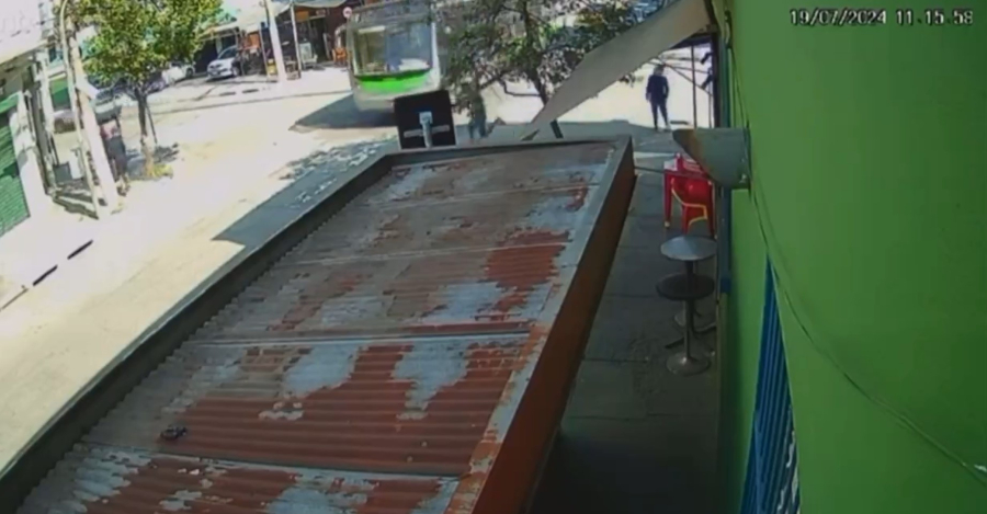 Σοκαριστικό βίντεο: 17χρονος έκλεψε κινητό από 71χρονο και παρασύρθηκε από λεωφορείο ενώ διέφευγε