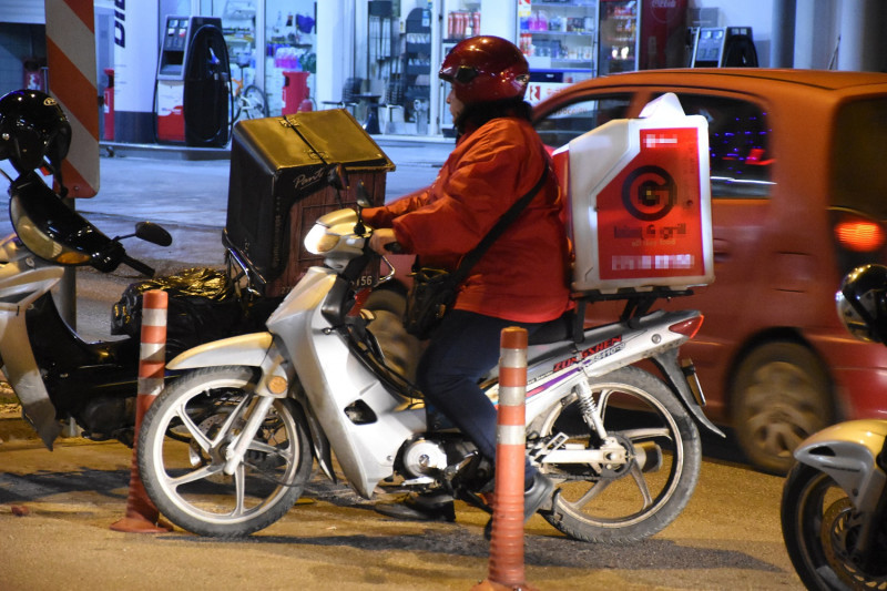 Και επίσημα... βόλτες με μηχανάκι έχοντας δίπλωμα αυτοκινήτου στην τσέπη