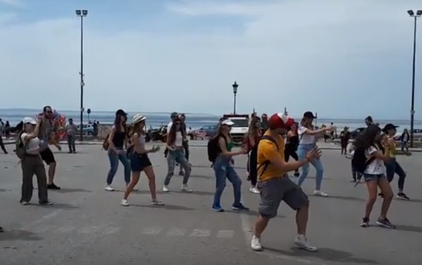 Χόρεψαν ένα εντυπωσιακό flashmob στην πλατεία Αριστοτέλους (Βίντεο)