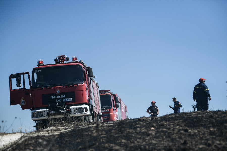 Φωτιά στη Μάνδρα, μήνυμα 112 για εκκένωση στους οικισμούς Νέα Ζωή και Νέος Πόντος (βίντεο)