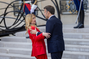 Το φιλί του Μακρόν που φάνηκε να αιφνιδιάζει τη Μελόνι (Βίντεο)