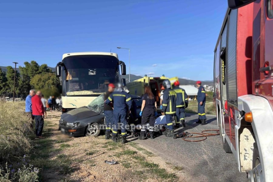 Τροχαίο δυστύχημα στη Λαμία - Αυτοκίνητο «καρφώθηκε» σε λεωφορείο του ΚΤΕΛ