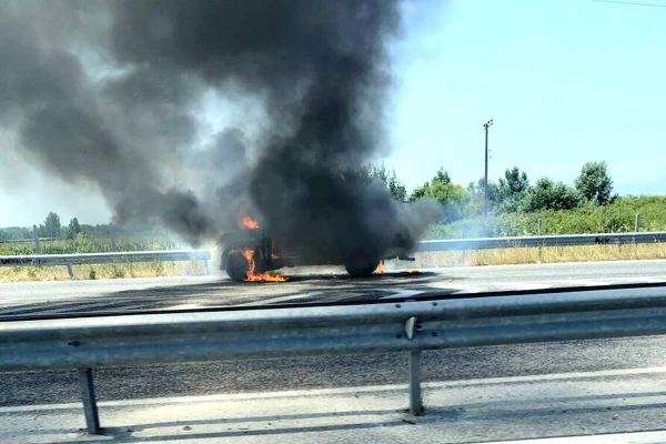 Λάρισα: Αυτοκίνητο τυλίχτηκε στις φλόγες, στο... παραπέντε σώθηκε ο οδηγός