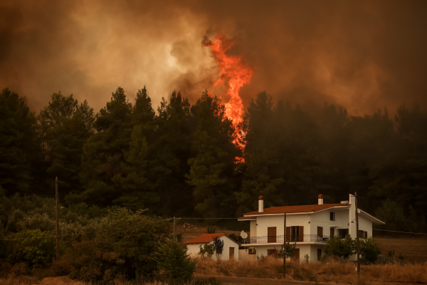 Φωτιά στον Θεολόγο: «Είναι εμπρησμός, θα κρατήσει μέρες», λέει ο δήμαρχος (βίντεο)