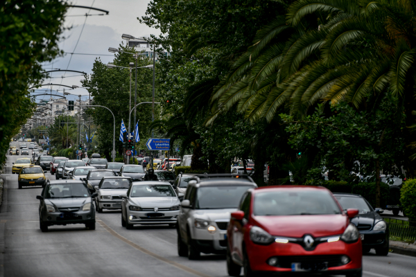 Η καθημερινή κακή συνήθεια των οδηγών που απαγορεύεται από τον ΚΟΚ