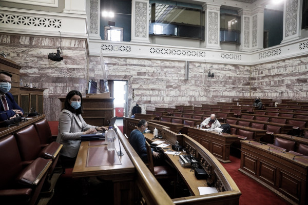 Επίθεση στο γραφείο Κεραμέως με τρικάκια - Η δήλωση Ταραντίλη για τις αλλαγές στα ΑΕΙ