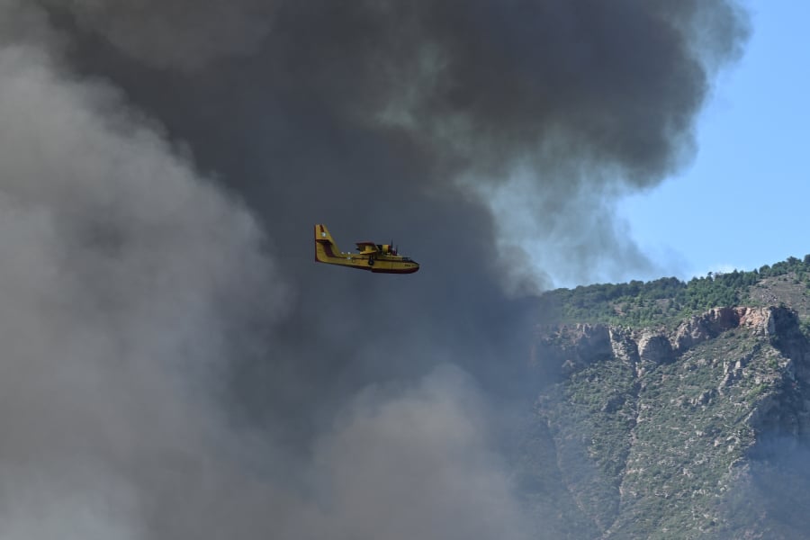 Εκτός ελέγχου η φωτιά στο Ξυλόκαστρο - Θρήνος για τους δύο νεκρούς