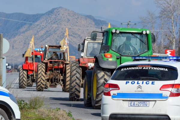 Δεσμεύσεις του ΥπΑΑΤ για αφορολόγητο, ΕΝΦΙΑ, συντάξεις και άλλα για να καμφθούν τα μπλόκα