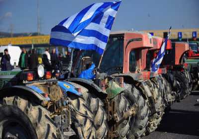 Μπλόκο αγροτών στην Ε.Ο. Λάρισας - Κοζάνης