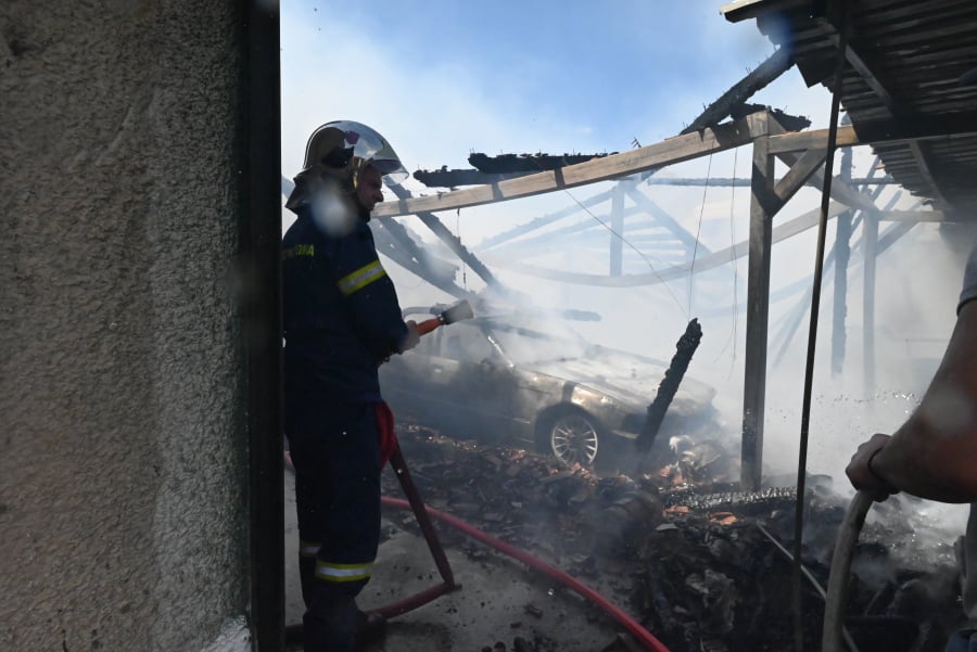 Φωτιά τώρα στη Μεταμόρφωση, σε βιοτεχνία χάρτου