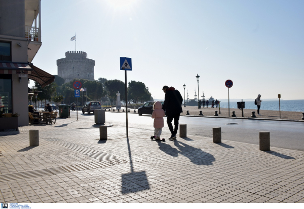 Όταν η ανάγκη για βιοπορισμό «χωρίζει» οικογένειες: «Χάνω στιγμές με την κόρη μου αλλά...»