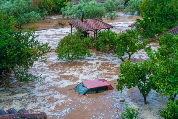 «Έχουν εγκλωβιστεί τα παιδιά μου», σε απόγνωση πατέρας στον Βόλο