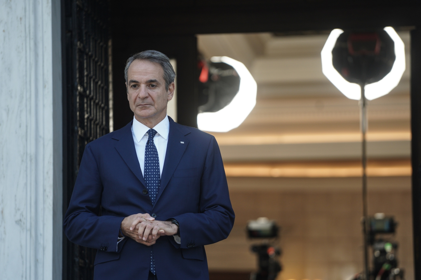 Ακρίβεια και καλώδιο οι δύο δύσκολοι «κάβοι» της κυβέρνησης