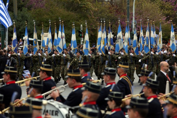 Απορίες με την παρουσία 5χρονου ντυμένου στρατιωτικά σε παρέλαση (pic)