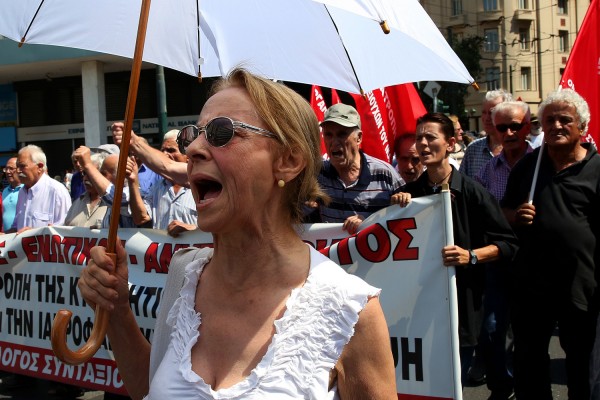 «Μαχαίρι» στους μισθούς του Δημοσίου έως και 10%