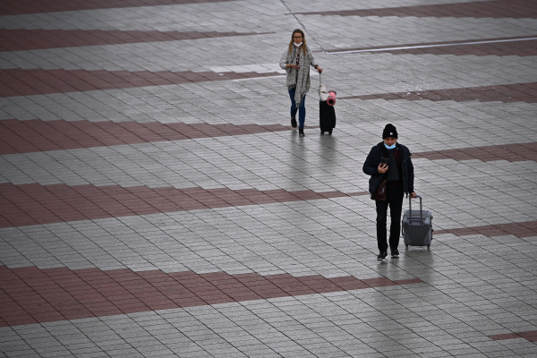 Σύσταση ΠΟΥ στους άνω των 60 λόγω μετάλλαξης Όμικρον: «Μην ταξιδεύετε...»