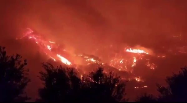 Φωτιά τώρα στην Κορινθία: Πληροφορίες ότι αναζητούνται δύο άνδρες στην Άνω Πίτσα