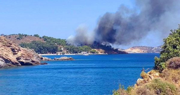 Υπό έλεγχο η φωτιά στη Λέρο - Δεν υπάρχουν πλέον εγκλωβισμένοι άνθρωποι