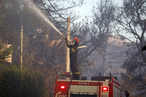 ΔΕΔΔΗΕ: Έως αύριο η αποκατάσταση του δικτύου – Ζημιές σε 120 στύλους λόγω της φωτιάς στην Αττική