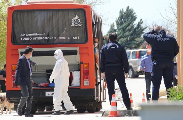 Λάρισα: Μεταφερθήκαν σε Κέντρο Αποκατάστασης 16 ασθενείς με κορονοϊό από τον οικισμό Νέας Σμύρνης