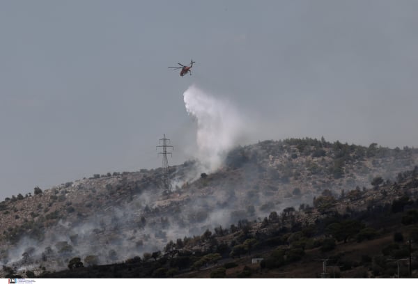 Φωτιά στα Μέθανα, επί ποδός η Πυροσβεστική