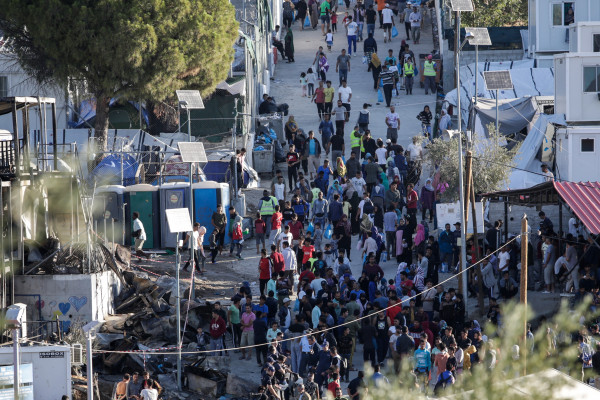 Καθιστική διαμαρτυρία γυναικών με τα παιδιά τους στη Μόρια