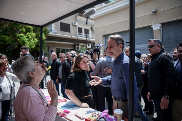 Υποψήφια του ΜέΡΑ25 συγχαίρει τη συντρόφισσά της που δεν έδωσε χειραψία στον Μητσοτάκη