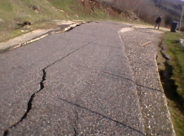 Άνοιξε στα δυο ο δρόμος στο Γοργογύρι Τρικάλων (pics)