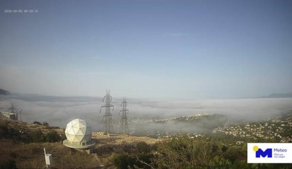 Καιρός: Πυκνή ομίχλη κάλυψε την Αθήνα, που οφείλεται το φαινόμενο (vid)