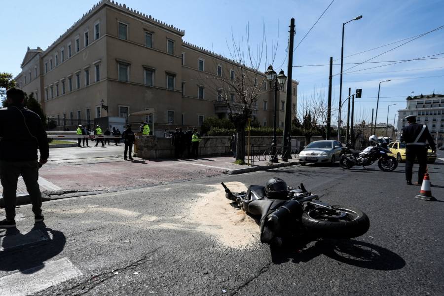 Tροχαίο στη Βουλή: Την ενοχή του οδηγού της Ντόρας Μπακογιάννη πρότεινε ο εισαγγελέας - «Παρανόμησε και σκότωσε τον Ιάσονα Λαλαούνη»