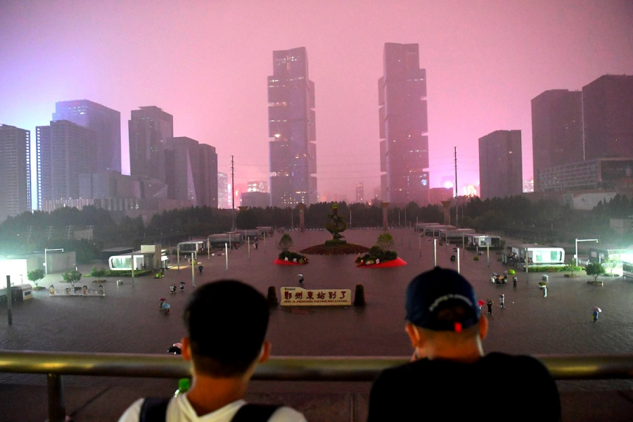Πνίγηκε η Kίνα: Τουλάχιστον 16 νεκροί, συγκλονίζουν οι εικόνες διάσωσης (βίντεο)