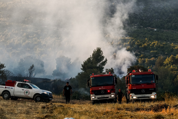 Βελτιωμένη η εικόνα της φωτιάς στα Μέγαρα, παραμένουν επί ποδός οι πυροσβεστικές δυνάμεις (βίντεο)