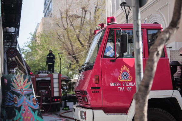 Υπό έλεγχο η μεγάλη φωτιά στο παλιό κτήριο του ΙΚΑ, στο κέντρο της Αθήνας