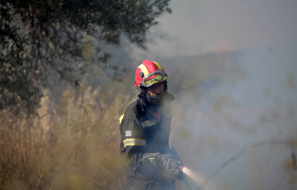 Φωτιά στο Μαρκόπουλο - Υπό μερικό έλεγχο η πυρκαγιά στα Καλύβια
