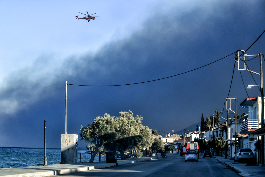 Νέες εκκενώσεις στη φωτιά στο Ξυλόκαστρο: «Ήταν σαν αδέρφια» λέει ο κοινοτάρχης στο Dnews για τους 2 νεκρούς