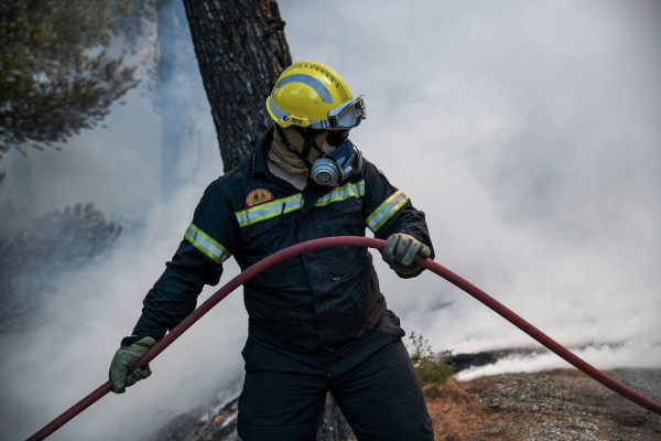 Υπό μερικό έλεγχο η φωτιά στη Μάνδρα Αττικής