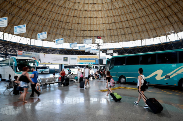 Θεσσαλονίκη: Χειροπέδες σε τσαντάκια που «ξάφριζε» ανυποψίαστους στα ΚΤΕΛ Μακεδονία