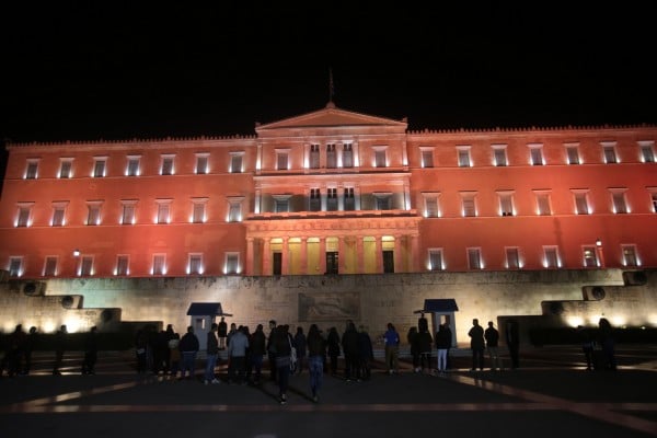 Φωτίζεται στα χρώματα του ουράνιου τόξου η Βουλή για το Gay Pride του Σαββάτου