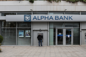 Νέα απόφαση για τη μηνιαία χρέωση 0,80 ευρώ στους τραπεζικούς λογαριασμούς - Σάλος με την Alpha Bank