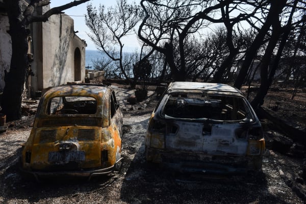 Δίκη για το Μάτι: «Γύρισα τον πατέρα μου ανάποδα και έδεσα στην άκρη του αριστερού μου καρπού το ράσο του»