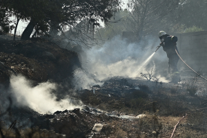 Καλύτερη εικόνα της φωτιάς στον Κουβαρά Αττικής: Συνεχίζεται η μάχη με διάσπαρτες εστίες