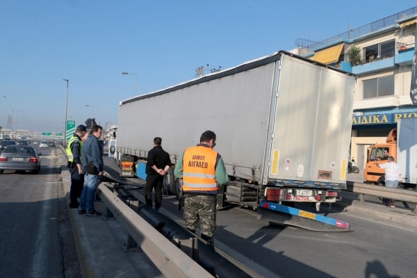 Εκτός ελέγχου λόγω μέθης βρήκαν τον οδηγό νταλίκας οι αστυνομικοί