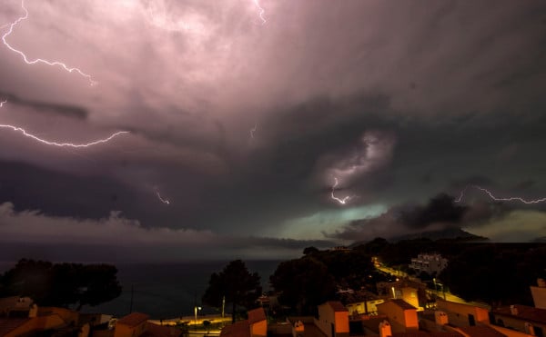 Καιρός: Άστραψε και βρόντηξε - Περισσότεροι από 6.500 κεραυνοί έπεσαν την Τρίτη