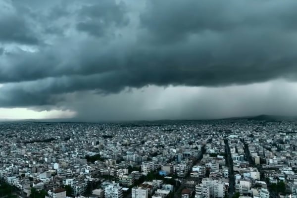 Κακοκαιρία Atena: Η απόκοσμη εικόνα του self cloud πάνω από την Αττική (βίντεο)