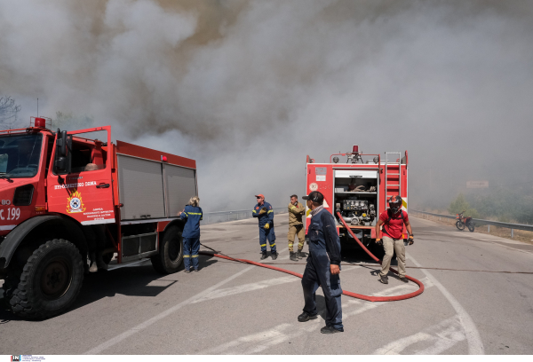 Μεγάλη φωτιά στον Μαραθώνα, στο «πόδι» επίγειες και εναέριες δυνάμεις