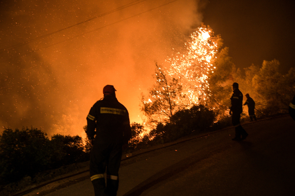 Διάσπαρτες εστίες φωτιάς στο Κορωπί - Σε εξέλιξη τα μέτωπα σε Μήλο, Αργολίδα, Λέσβο